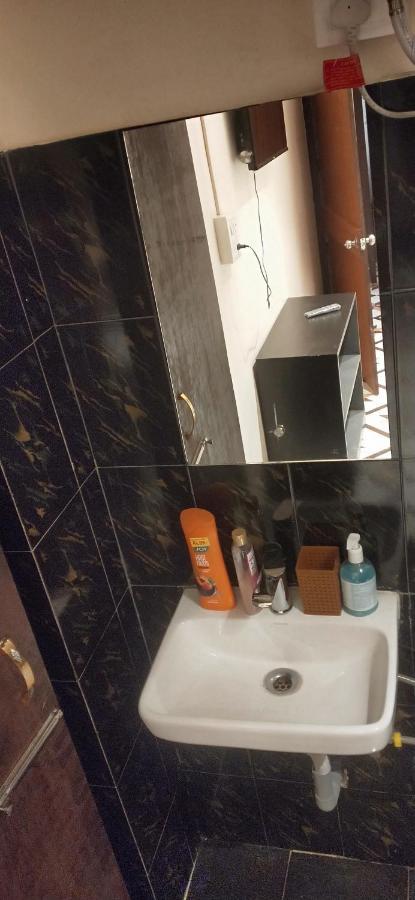 Oyo Thangal Hotel Имфал Екстериор снимка