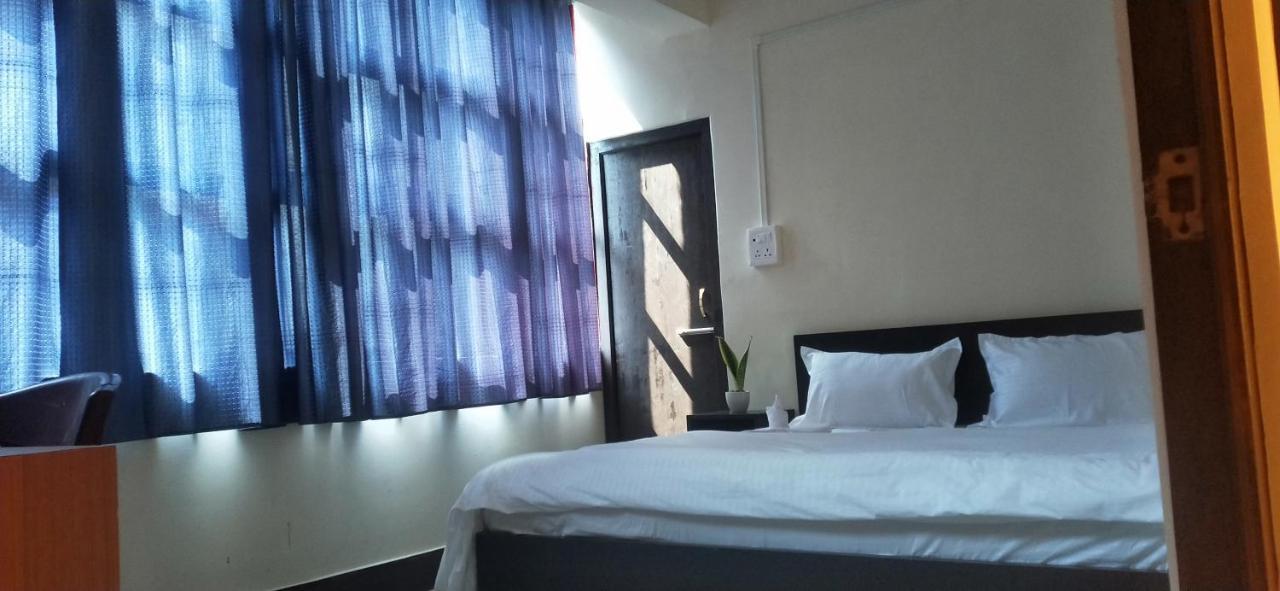 Oyo Thangal Hotel Имфал Екстериор снимка